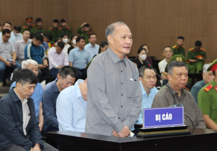 Chùm ảnh cựu thứ trưởng và 20 người ra tòa vụ doanh nghiệp hối lộ 40 tỉ - Ảnh 4.