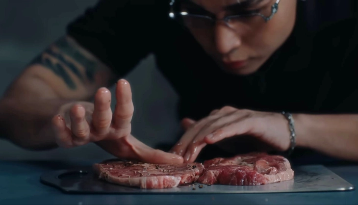 Phụ nữ biến thành đồ ăn trong MV của Jun Phạm: Táo bạo hay thô tục? - Ảnh 1.