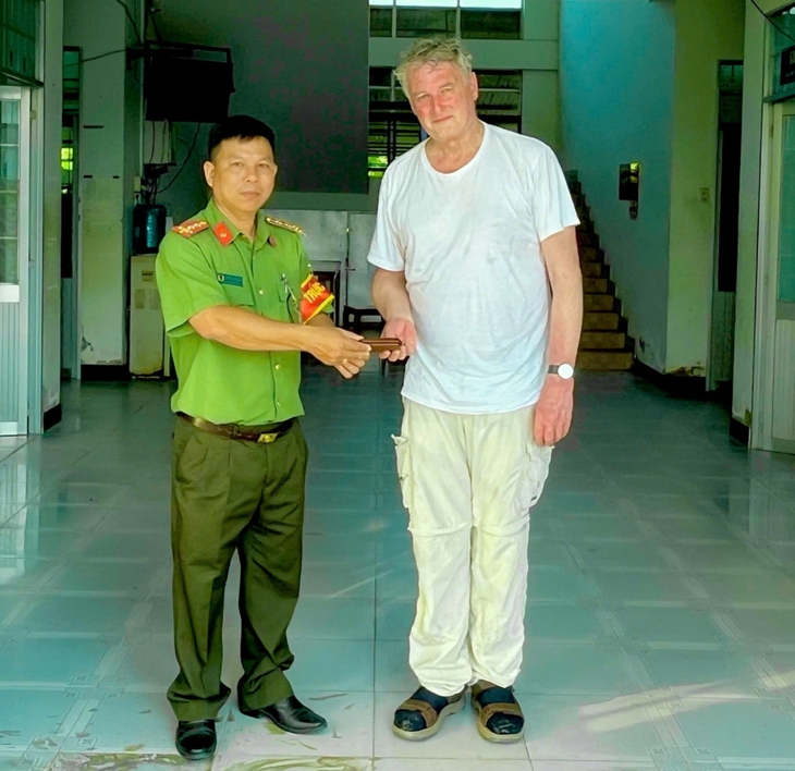 Du khách Đức đánh rơi ví tiền được một học sinh tìm trả lại - Ảnh 1.