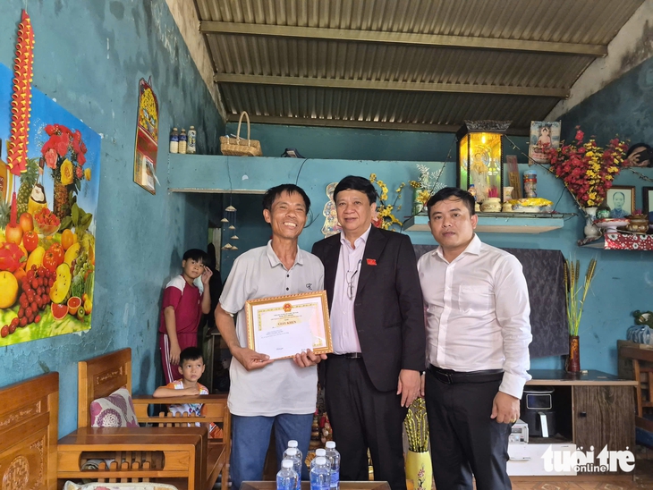 Người đàn ông kể lại giây phút lao xuống biển cứu hai đứa trẻ - Ảnh 2.