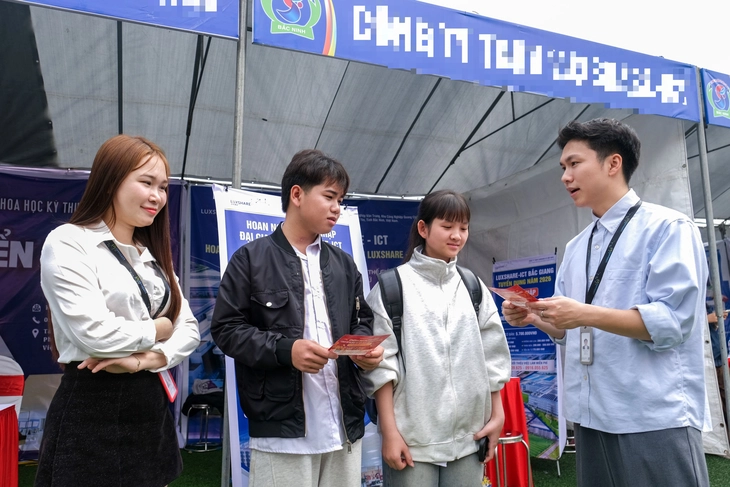 Cuộc đua lương thưởng bùng nổ: Công nhân thành 'hàng hot' - Ảnh 2.