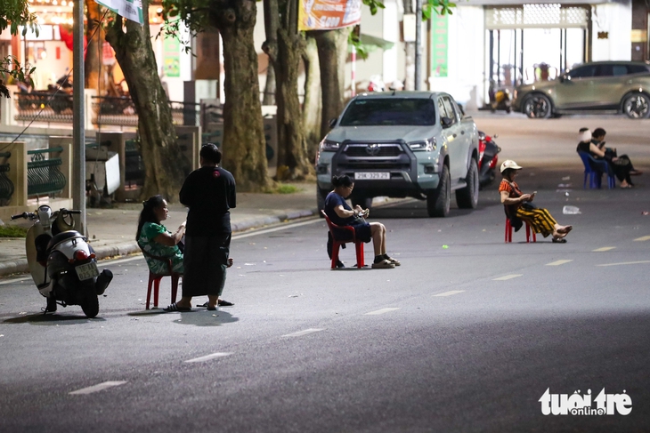 Vé 'chợ đen' ế ẩm trước trận tuyển Việt Nam - Malaysia - Ảnh 1.