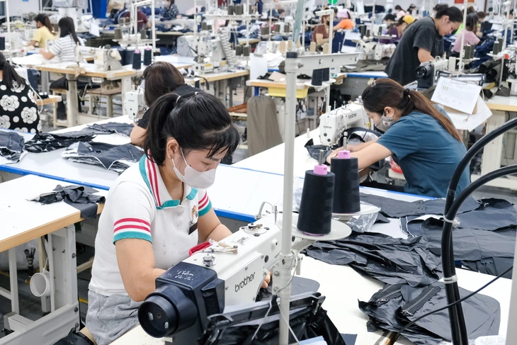 Cuộc đua lương thưởng bùng nổ: Công nhân thành 'hàng hot' - Ảnh 3.