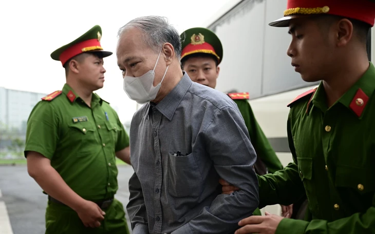 Cựu Cục phó nhận 10 tỉ, ép doanh nghiệp viết giấy vay để trả lại 5 tỉ rồi trốn ra nước ngoài - Ảnh 4.