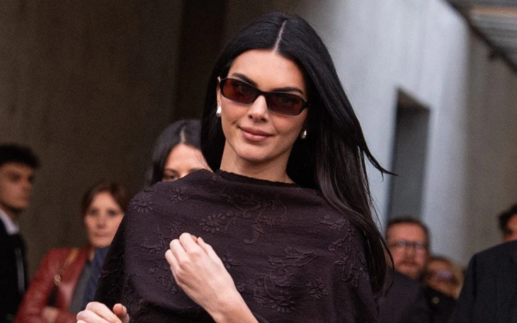 9 cách phối áo thun trắng không bao giờ lỗi mốt từ các sao thời trang - Ảnh 9.