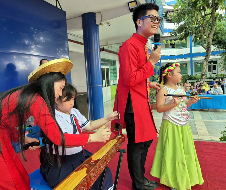 Trường phối hợp nhạc viện tổ chức giao lưu âm nhạc, nhạc cụ dân tộc cho học sinh - Ảnh 1.