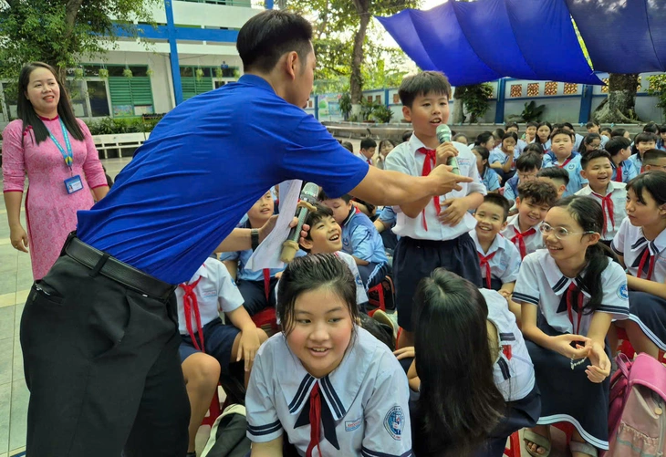 Trường phối hợp nhạc viện tổ chức giao lưu âm nhạc, nhạc cụ dân tộc cho học sinh - Ảnh 2.