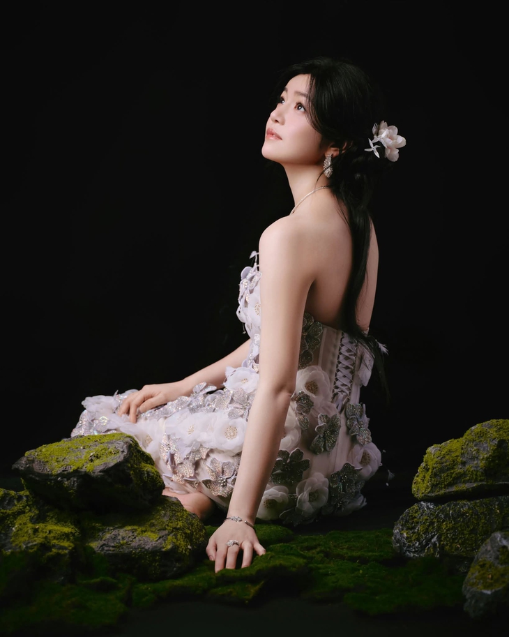 Thiết kế Việt xuất hiện trên thảm đỏ cùng ‘Tiểu Long Nữ’ Trần Nghiên Hy - Ảnh 2.