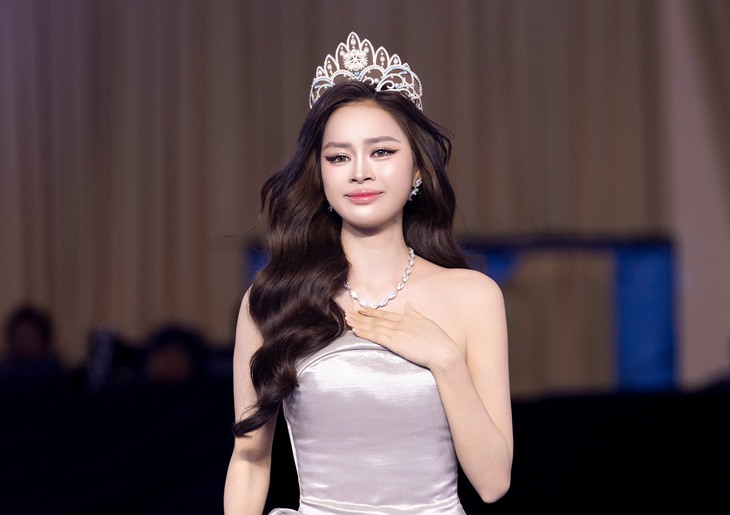 Á hậu Đào Thị Hiền kết thúc nhiệm kỳ: Không ồn ào nhưng rực rỡ theo cách riêng - Ảnh 1.