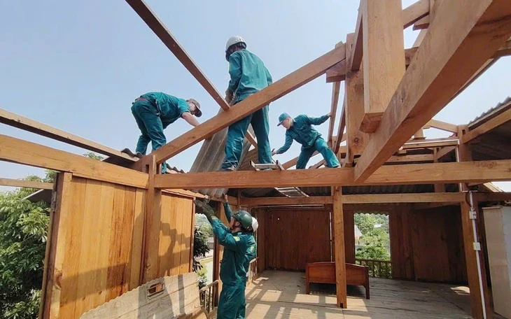 Lật thuyền do dông lốc ở Quảng Ninh, 2 người chết - Ảnh 3.