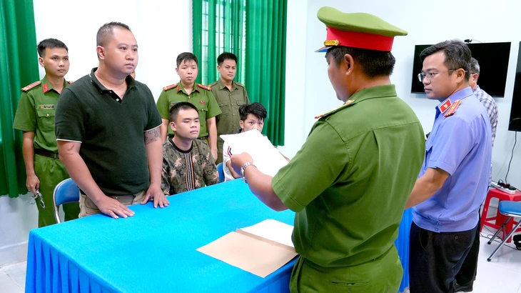 Khởi tố 8 bị can vụ nhóm người mua sầu riêng mâu thuẫn, chạy xe bán tải rượt đuổi, đánh nhau - Ảnh 1.