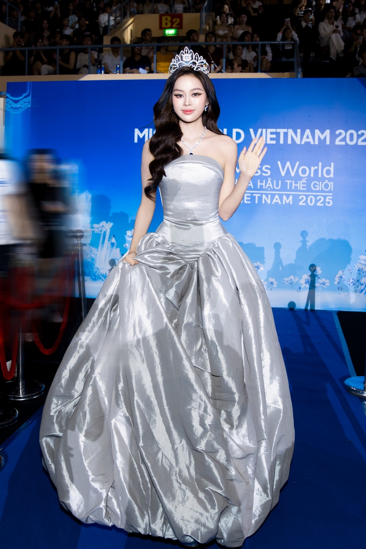 Á hậu Đào Thị Hiền kết thúc nhiệm kỳ: Không ồn ào nhưng rực rỡ theo cách riêng - Ảnh 2.