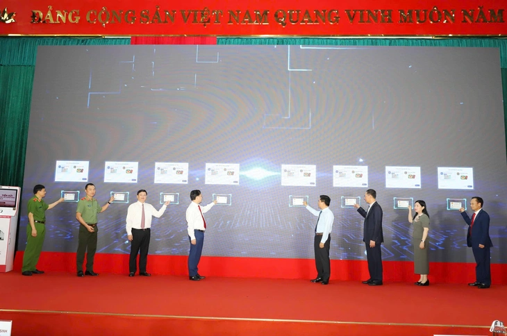 Người dân Thanh Hóa làm thủ tục hành chính trong 3-5 phút bằng ki ốt thông minh - Ảnh 2.