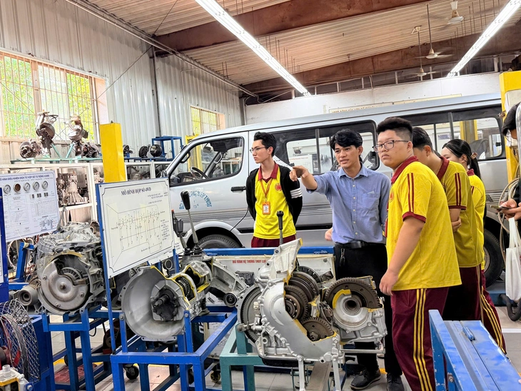 Một trường liên cấp ở TP.HCM hướng nghiệp cho học sinh từ lớp 9 - Ảnh 3.