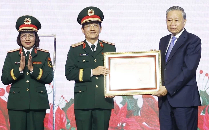 Tổng Bí thư Tô Lâm trao huân chương, huy hiệu Đảng cho Thủ tướng Phạm Minh Chính và các lãnh đạo - Ảnh 4.