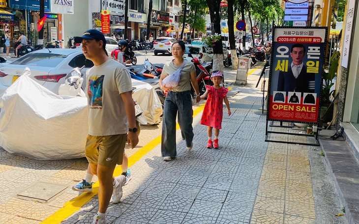 Đà Nẵng hướng dẫn người dân cách đặt bảng hiệu sau khi cấm đặt trên vỉa hè - Ảnh 2.