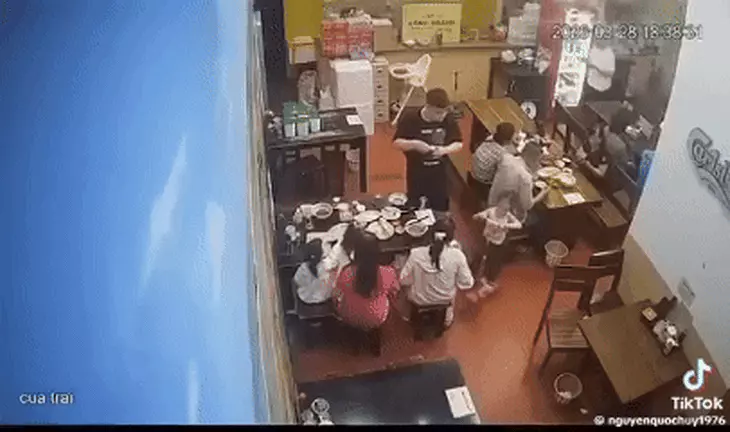 đạp ngã bé gái - Ảnh 1.