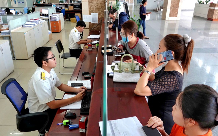 Bộ Tài chính lý giải về mức trừ cho y tế, giáo dục khi tính thuế thu nhập cá nhân - Ảnh 2.