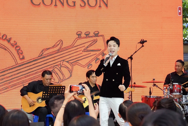 Quang Dũng, Đức Tuấn hát nhạc Trịnh tại Đường sách TP.HCM - Ảnh 2. nhạc Trịnh - Ảnh 2.