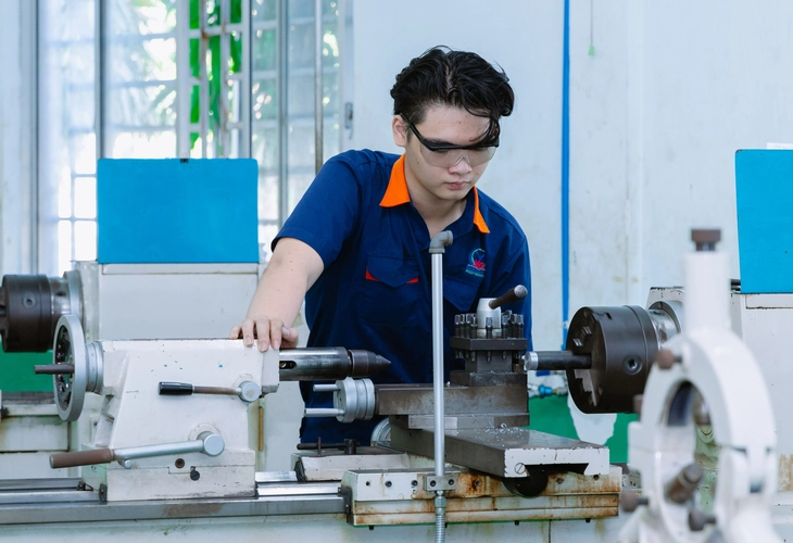 Một trường TP.HCM phối hợp doanh nghiệp hỗ trợ 100% học phí cho sinh viên học nghề - Ảnh 1. học nghề - Ảnh 1.