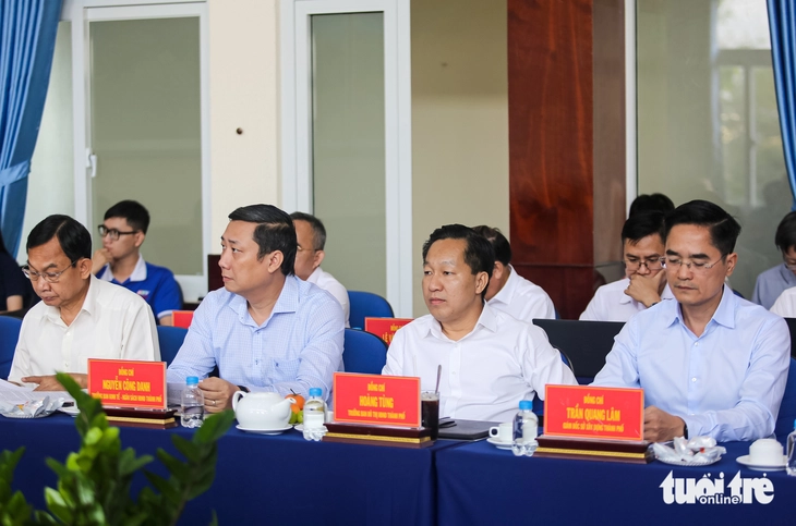 Xã Nhà Bè kiến nghị ưu tiên làm 6 tuyến đường, chủ tịch HĐND TP.HCM gợi hướng làm BT - Ảnh 3.