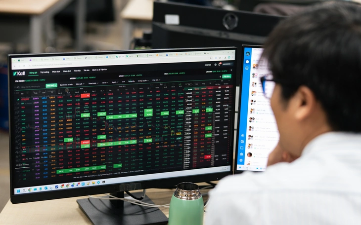 Cổ phiếu 'vua' dẫn sóng, VN-Index tăng trở lại 12 điểm - Ảnh 2.