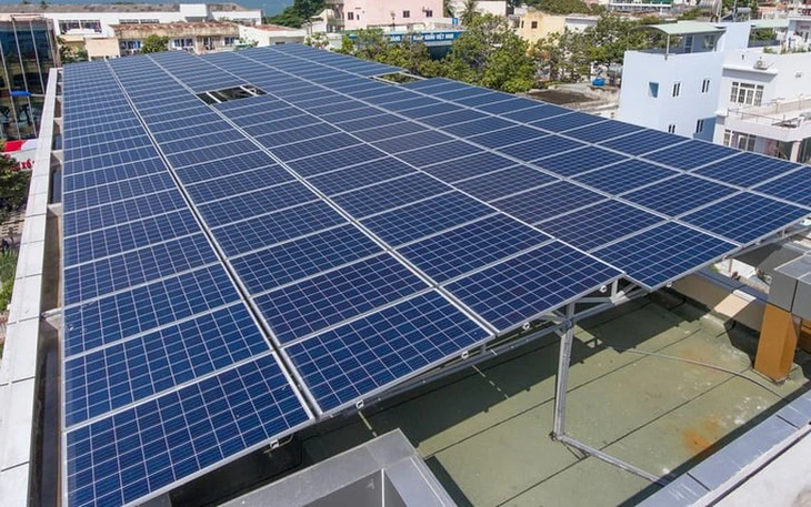 Lắp điện mặt trời mái nhà tự sản tự tiêu không thông báo: Có thể bị phạt tới 20 triệu đồng - Ảnh 1.