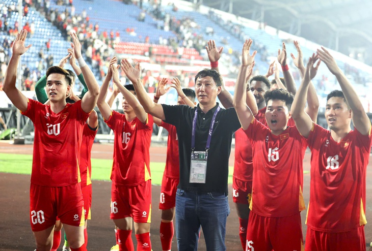 HLV Kim Sang Sik cảm ơn Xuân Son và Hoàng Hên - Ảnh 3.