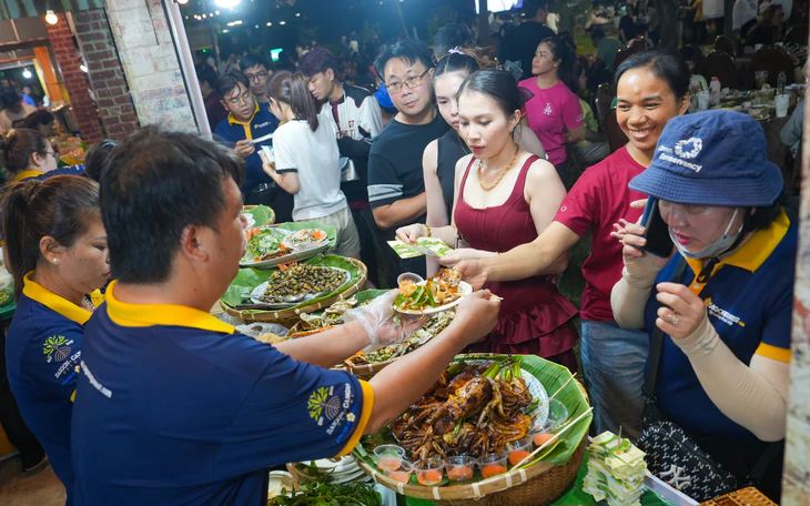 Du lịch đêm: Dư địa lớn, bài toán không nhỏ - Ảnh 6.