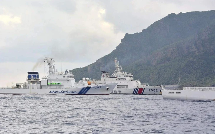 Nhật Bản, Trung Quốc tuyên bố xua đuổi tàu của nhau gần quần đảo Senkaku/Điếu Ngư - Ảnh 3.