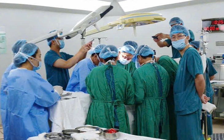 Bác sĩ kể lại khoảnh khắc ‘chạy như bay’ vào phòng mổ, giành sự sống cho sản phụ ngưng tim - Ảnh 3.