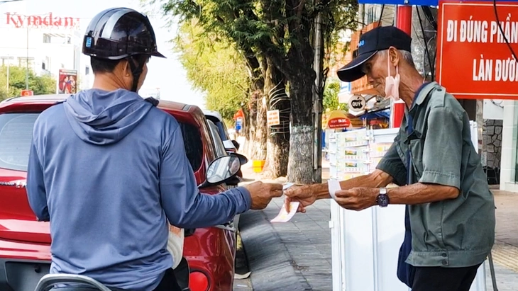 Đại biểu Quốc hội: Cần mức chi hoa hồng công bằng, minh bạch cho người bán vé số dạo - Ảnh 2.