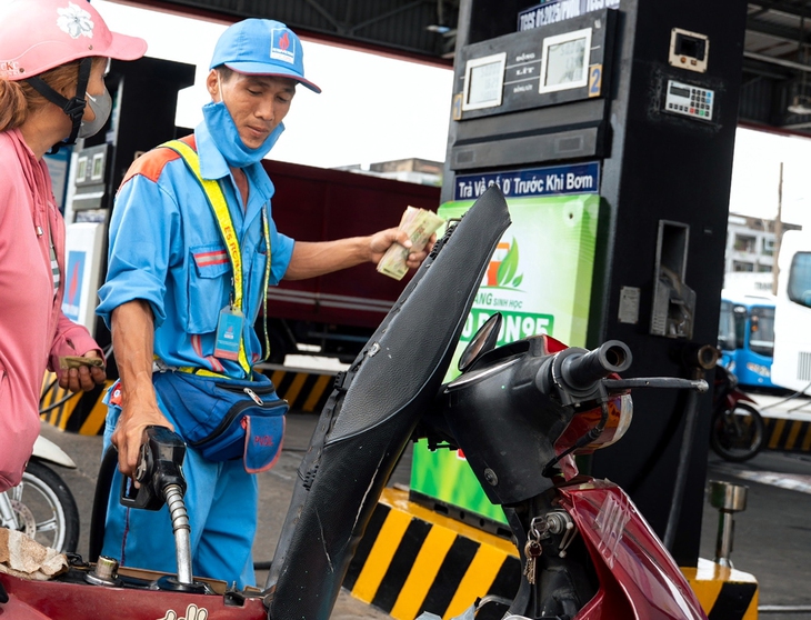 Bộ Công Thương lý giải điều hành giá lúc 0h, giá xăng dầu thấp hơn nhiều nước láng giềng - Ảnh 1. xăng dầu - Ảnh 1.