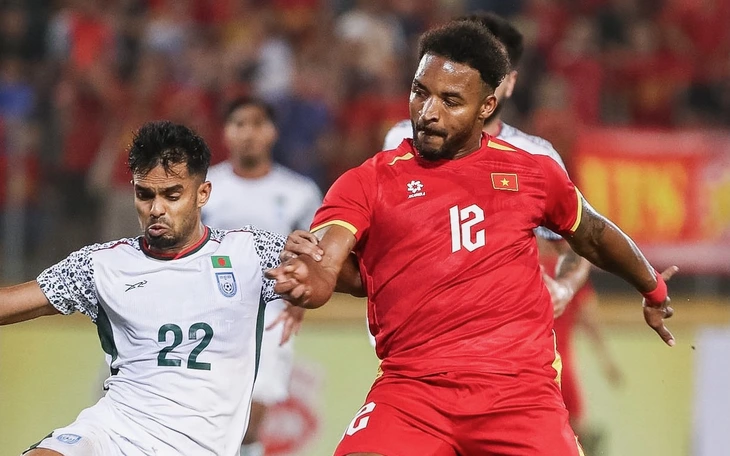 CĐV Malaysia giơ băng rôn chê liên đoàn bóng đá ngay trên sân Thiên Trường - Ảnh 2.