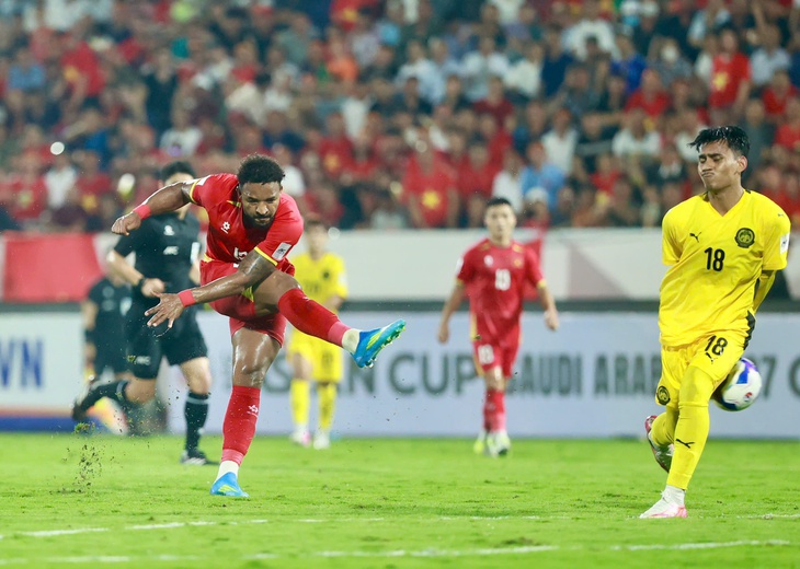 Video: Song sát Son-Hên phối hợp ghi bàn cho tuyển Việt Nam - Ảnh 2.