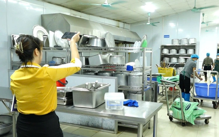 Công ty Cổ phần Suất ăn Công nghiệp Hà Nội lên tiếng về nghi vấn tuồn thịt heo bệnh vào trường học - Ảnh 2.