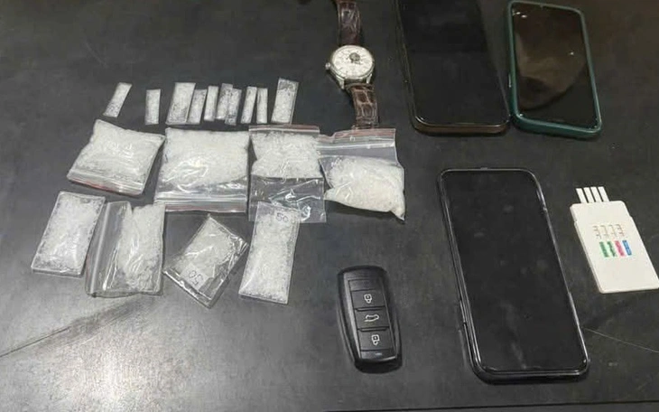 Dỗi bạn gái, người đàn ông Trung Quốc nhảy khỏi xe hơi đang chạy - Ảnh 2.