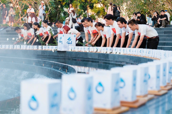 Nghệ sĩ TP.HCM mặc lại áo chống dịch sau 5 năm tưởng niệm đồng bào mất vì COVID-19 - Ảnh 2. COVID-19 - Ảnh 2.