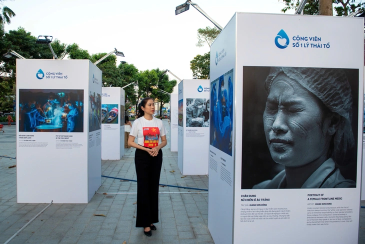 Nghệ sĩ TP.HCM mặc lại áo chống dịch sau 5 năm tưởng niệm đồng bào mất vì COVID-19 - Ảnh 7. Nghệ sĩ TP.HCM mặc áo chống dịch 5 năm trước tưởng niệm đồng bào mất do COVID-19 - Ảnh 6.