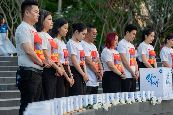 Nghệ sĩ TP.HCM mặc lại áo chống dịch sau 5 năm tưởng niệm đồng bào mất vì COVID-19 - Ảnh 5. COVID-19 - Ảnh 5.