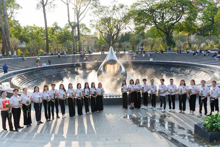 Nghệ sĩ TP.HCM mặc lại áo chống dịch sau 5 năm tưởng niệm đồng bào mất vì COVID-19 - Ảnh 4. COVID-19 - Ảnh 4.