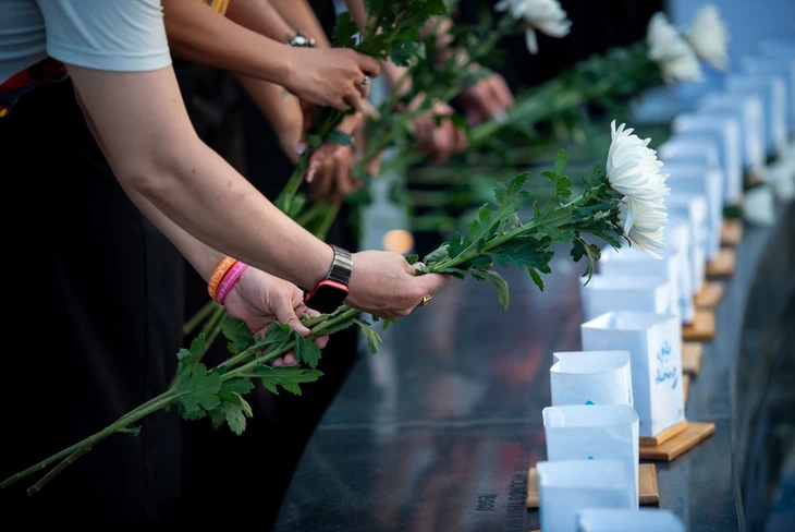 Nghệ sĩ TP.HCM mặc lại áo chống dịch sau 5 năm tưởng niệm đồng bào mất vì COVID-19 - Ảnh 6. COVID-19 - Ảnh 6.