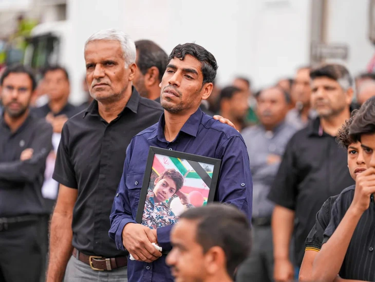 Hàng ngàn người Iran tham dự tang lễ 168 nữ sinh thiệt mạng sau vụ không kích trường học - Ảnh 6.