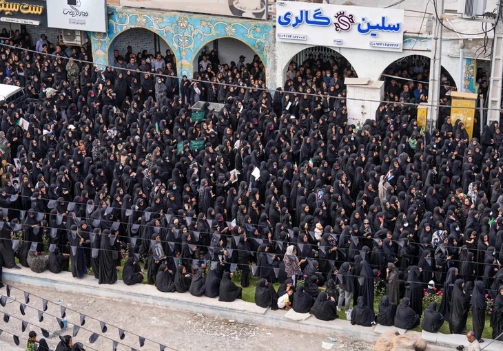 Hàng ngàn người Iran tham dự tang lễ 168 nữ sinh thiệt mạng sau vụ không kích trường học - Ảnh 7.