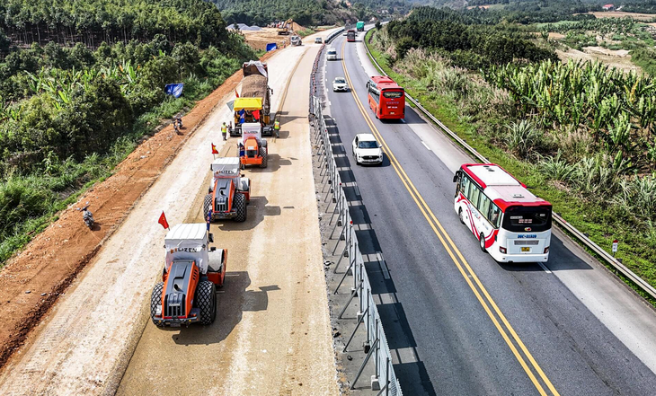 Ô tô liên tục tông vào hàng rào thi công mở rộng cao tốc 2 làn, Cục CSGT khuyến cáo gì? - Ảnh 1.