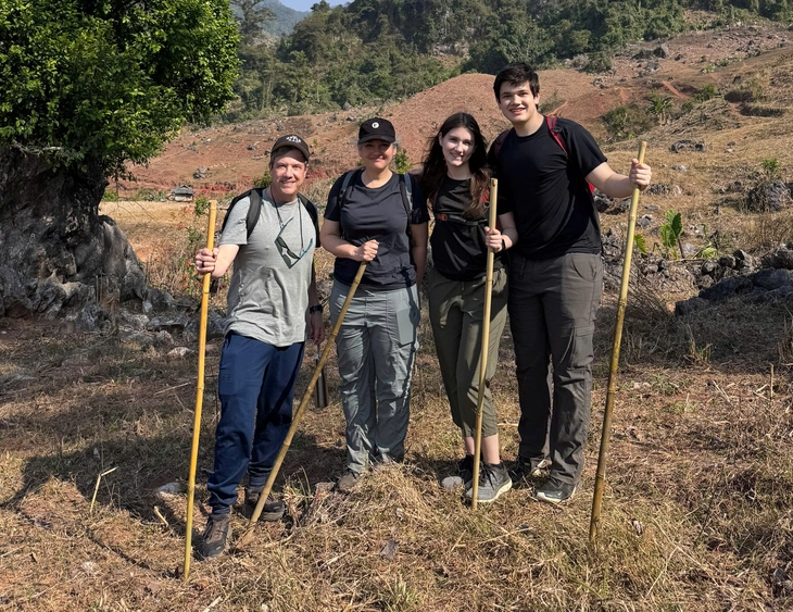 Khách Mỹ chi 75 triệu đồng đến Việt Nam ngồi rửa bát, lội ao bắt cá - Ảnh 2. khách mỹ - Ảnh 2.