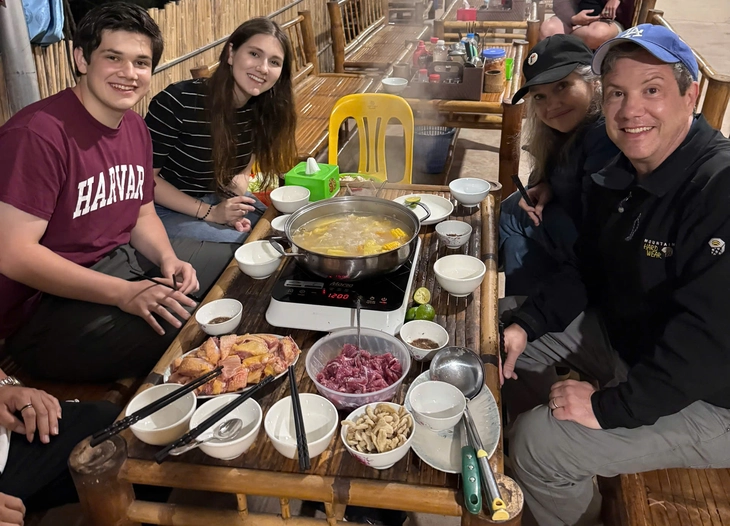 Khách Mỹ chi 75 triệu đồng đến Việt Nam ngồi rửa bát, lội ao bắt cá - Ảnh 3. khách mỹ - Ảnh 3.