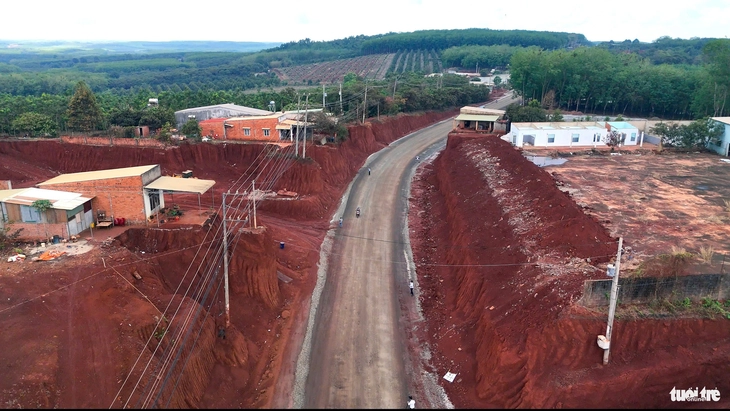 Đồng Nai: Đề xuất tạm dừng thi công đoạn hạ cốt nền khiến nhà dân nằm cheo leo trên đồi - Ảnh 2.