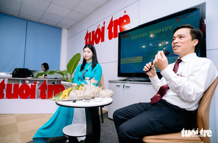 Học tại báo Tuổi Trẻ, sinh viên Văn Lang họp báo cùng nhà khoa học được vinh danh quốc tế - Ảnh 1. sinh viên - Ảnh 1.