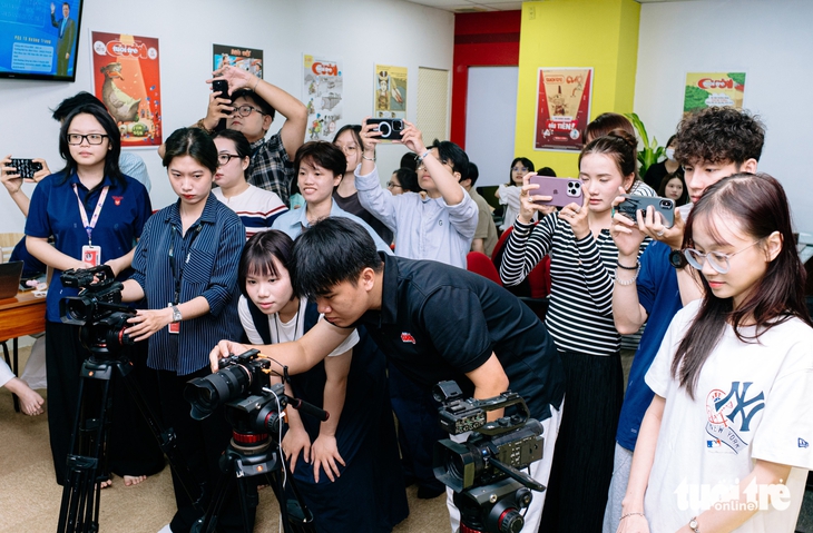 Học tại báo Tuổi Trẻ, sinh viên Văn Lang họp báo cùng nhà khoa học được vinh danh quốc tế - Ảnh 3. sinh viên - Ảnh 3.